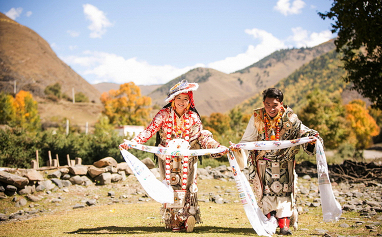 Tibetan Cloths and Culture of Offerring Hada
