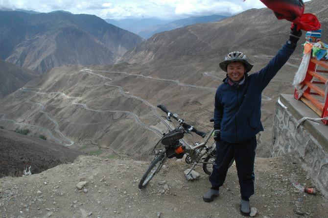 A crazy cycling tour done by folding bike, Robert had finished the “ 72 turns ” of (Nujiang) the Furious River on his way from Chengdu to Lhasa. 