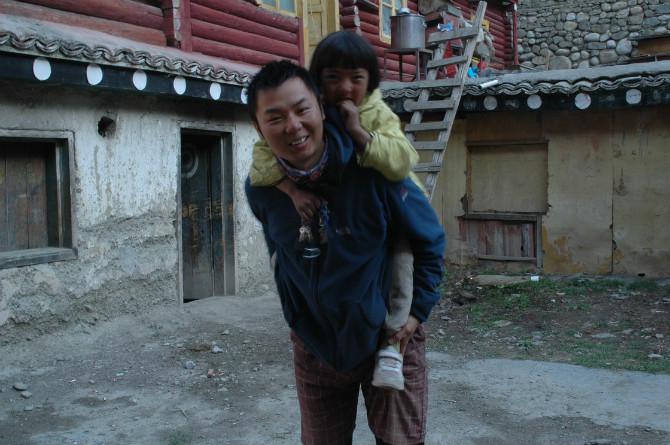 Robert and a Tibetan young girl spent a wonderful time together.