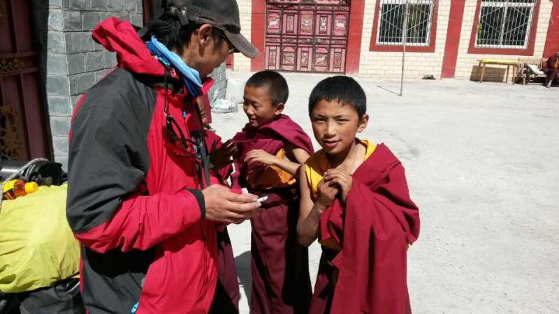 Kids in Tibet are deeply attracted by Mark's mobile phone