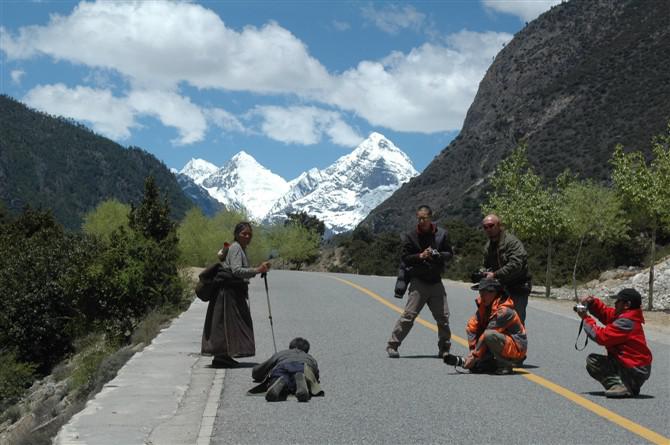 Finishing the pilgrimage from home to Lhasa is an important Tibetan religions.