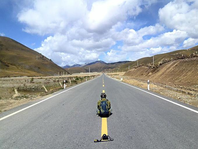 Mark in Tibet :Lonely man and lonely road